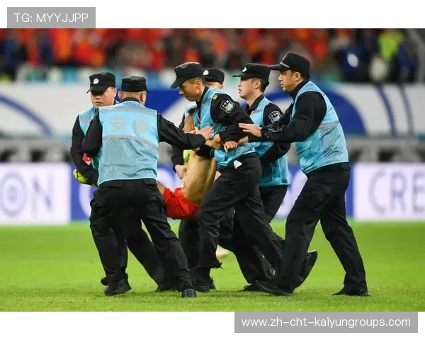 凯里再被恶犯困扰，比赛争议点燃社媒热议